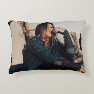 Sitting en glimlachte vrouw met zwarte broek accent kussen