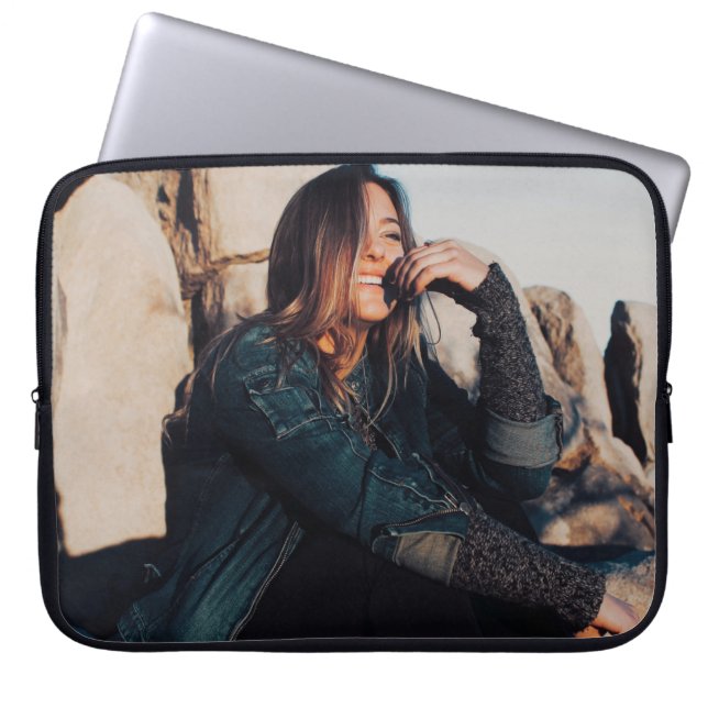 Sitting en glimlachte vrouw met zwarte broek laptop sleeve (Voorkant)