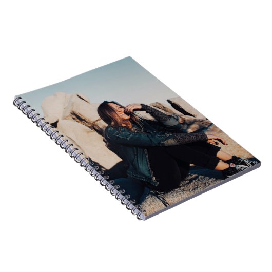 Sitting en glimlachte vrouw met zwarte broek notitieboek (Rechterzijde)