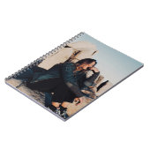 Sitting en glimlachte vrouw met zwarte broek notitieboek (Linkerzijde)