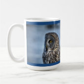 Sitting Great Grey Owl & Snow Wildlife Raptor Koffiemok (Links)