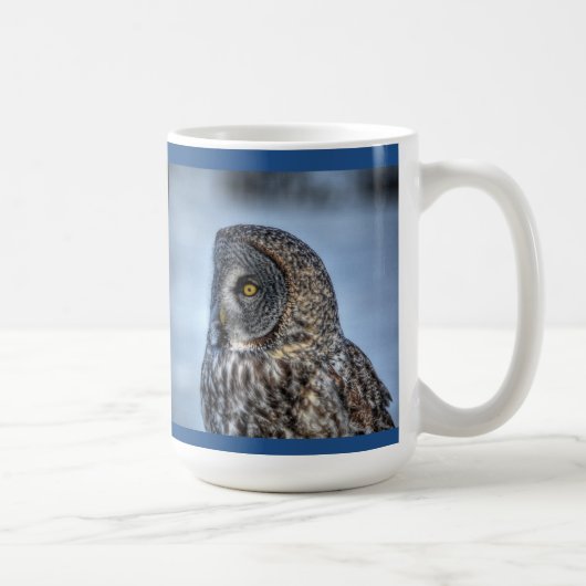 Sitting Great Grey Owl & Snow Wildlife Raptor Koffiemok (Rechts)