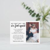 Six Feet Apart Change Plan Foto bruiloft uitgestel Aankondigingskaart (Staand voorkant)