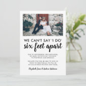 Six Feet Apart Uitgestelde Wijzigingsdatum Huwelij Aankondiging (Staand voorkant)