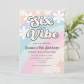 Six is een Vibe Groovy Retro Rainbow Daisy Kaart (Staand voorkant)