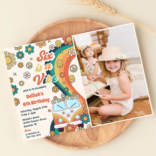 Six is een Vibe Retro Floral 6e verjaardagsfeestje Kaart