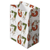 Six Seven 67 6 7 Christmas Santa Elf Meme  Medium Cadeauzakje (Voorkant Gekanteld)