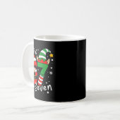 Six Seven 67 Meme 6 7 Elf Santa Kerst Pyjama Koffiemok (Voorkant links)