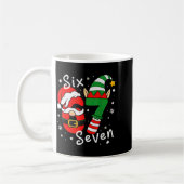 Six Seven 67 Meme 6 7 Elf Santa Kerst Pyjama Koffiemok (Links)
