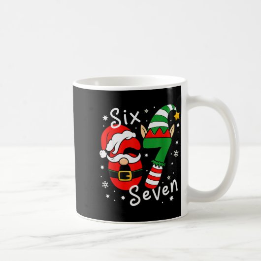 Six Seven 67 Meme 6 7 Elf Santa Kerst Pyjama Koffiemok (Rechts)