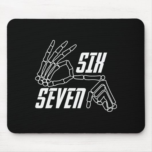 Six Seven 6 7 Meme Funny Skeleton Hands Sign Hallo Muismat (Voorkant)
