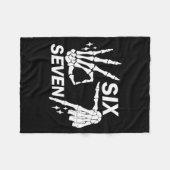 Six Seven 6 7 Meme Funny Skeleton Hands Sign Let's Fleece Deken (Voorkant (Horizontaal))