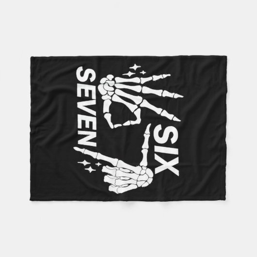 Six Seven 6 7 Meme Funny Skeleton Hands Sign Let's Fleece Deken (Voorkant (Horizontaal))