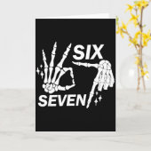 Six Seven 6 7 Meme Funny Skeleton Hands Sign Let's Kaart (Gele Bloem)