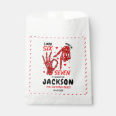 Six Seven Birthday Skeleton Hands Party Bedankzakje (Voorkant)