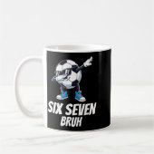 Six Seven Bruh Brainrot Gen Alpha Dabbing Voetbal Koffiemok (Links)