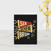 Six Seven Bruh Vintage Pennant Graphic Tee  Kaart (Gele Bloem)