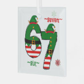 Six Seven Dressed In Elf Suits Christmas Glas Ornament (Voorkant links)