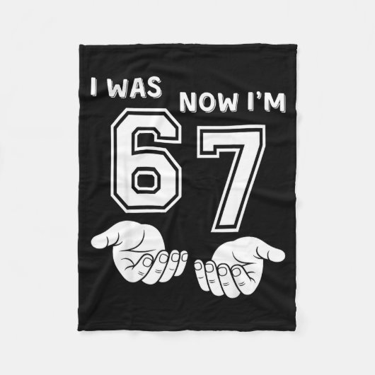 Six Seven Meme 7 Year Old Birthday Shirt Was 6 Now Fleece Deken (Voorkant)