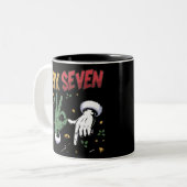 Six Seven Meme Funny Mean Guy Christmas Viral 6 7  Tweekleurige Koffiemok (Voorkant links)