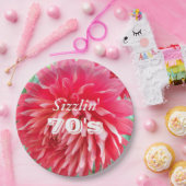 Sizzlin'70th Birthday Milestone Red Dahlia Floral Papieren Bordje (Feest)
