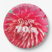 Sizzlin'70th Birthday Milestone Red Dahlia Floral Papieren Bordje (Voorkant)