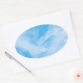 Sjabloon met blauwe lucht en witte wolken in de na ovale sticker (Envelop)