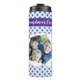 Sjabloon met paarse polkadots voor een gat in gepe thermosbeker