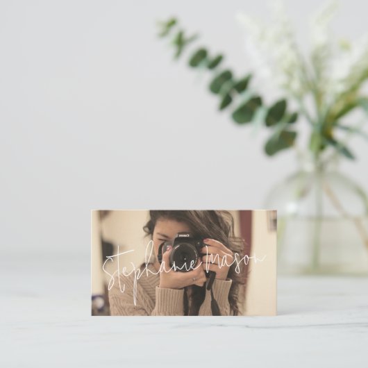 Sjabloon minimalistische aangepaste scriptfotograf visitekaartje (Staand voorkant)