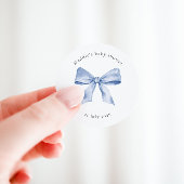 Sjabloon voor baby shower-stickers met blauwe stri ronde sticker