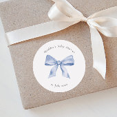 Sjabloon voor baby shower-stickers met blauwe stri ronde sticker