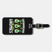 Sjenanigans met mijn gnomen worden vanaf Patrick's Bagagelabel (Voorkant horizontaal)