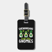 Sjenanigans met mijn gnomen worden vanaf Patrick's Bagagelabel (Voorkant verticaal)