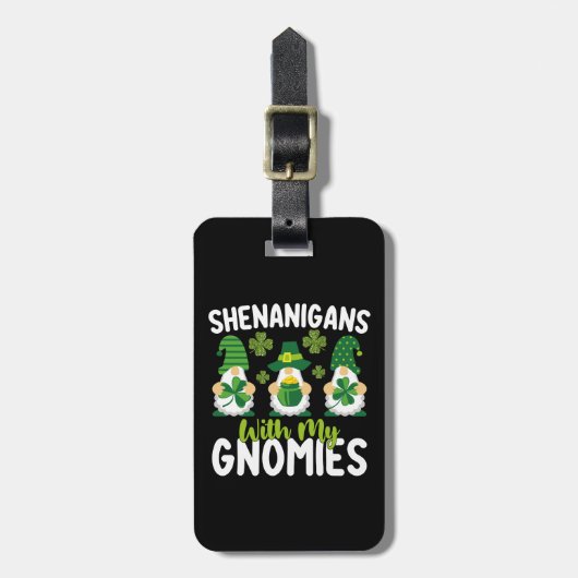 Sjenanigans met mijn gnomen worden vanaf Patrick's Bagagelabel (Voorkant verticaal)