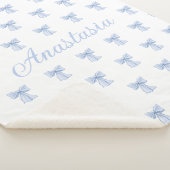 Sjerpdeken met eigen naam en coquette blauwe strik sherpa deken (3/4)