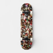 Skateboard bedekt met gekleurde sloten (Voorkant)