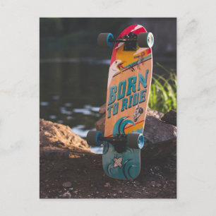 Skateboard dat aan de rand wordt geboren briefkaart