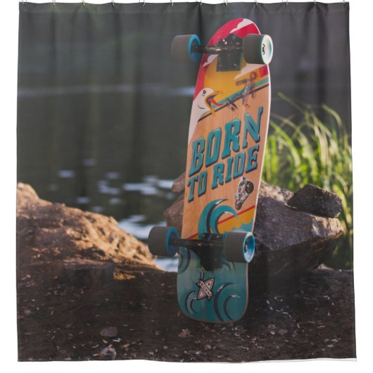 Skateboard dat aan de rand wordt geboren douchegordijn (Voorkant)
