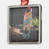 Skateboard dat aan de rand wordt geboren metalen ornament (Links)