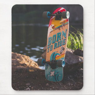 Skateboard dat aan de rand wordt geboren muismat