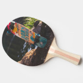 Skateboard dat aan de rand wordt geboren tafeltennisbatje (Zijkant)