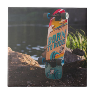 Skateboard dat aan de rand wordt geboren tegeltje