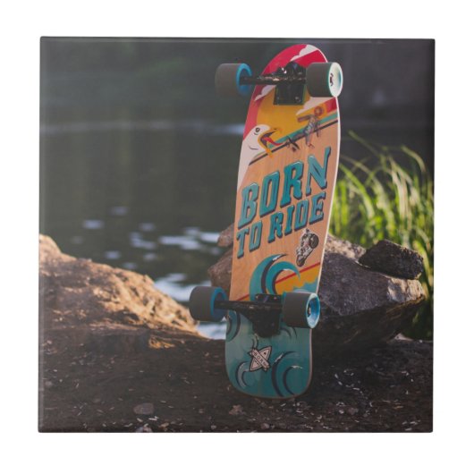 Skateboard dat aan de rand wordt geboren tegeltje (Voorkant)