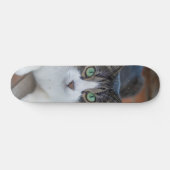 Skateboard Gato gris y blanco observando (Horizontaal)