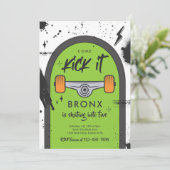 Skateboard komt langs strandsport kaart (Staand voorkant)