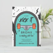 Skateboard komt langs strandsport kaart (Staand voorkant)