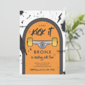 Skateboard komt langs strandsport kaart (Staand voorkant)