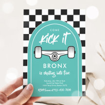 Skateboard komt langs strandsport