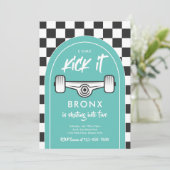 Skateboard komt langs strandsport kaart (Staand voorkant)