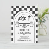 Skateboard komt langs strandsport kaart (Staand voorkant)